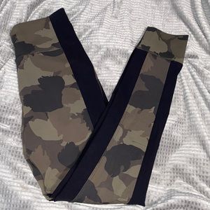 Athleta Essex Camo Hybrid Tight Green & Black Full Length Legging UPF 50 EUC XXS